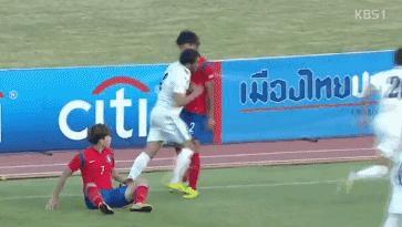 韩国队员恶意犯规被暴打,韩国球员被揍名场面足球