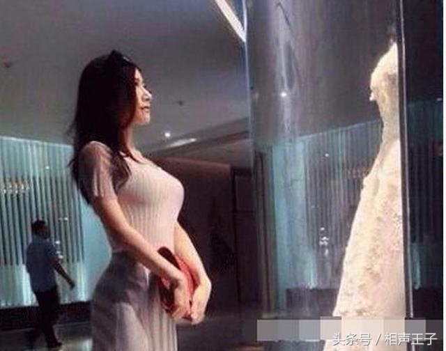 姑娘,别再抬脚了,整个车厢都弥漫着你臭袜子的味道