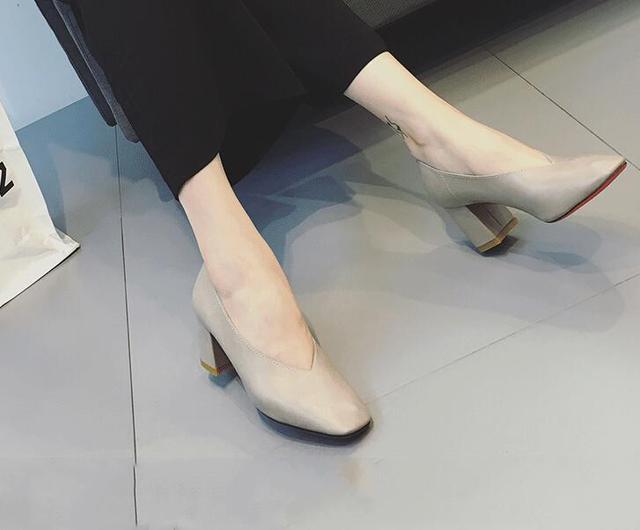 今年流行奶奶鞋,最近很火的时尚奶奶