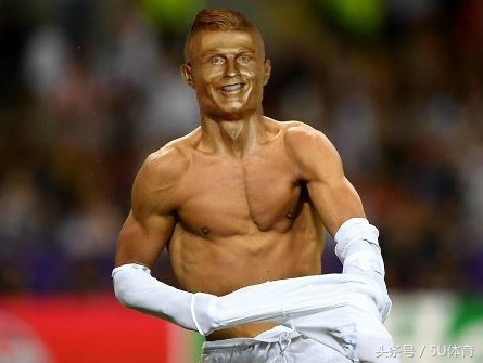 梅西和c罗雕像,c罗和梅西的雕像