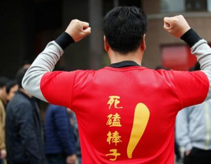 这位球迷皇帝又来了！大批球迷抵达长沙助威中韩生死战！