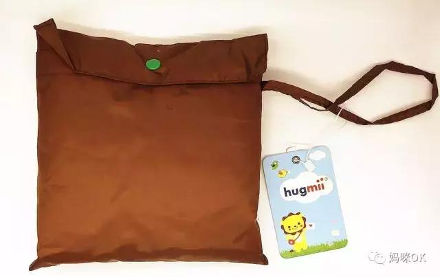 出去玩下雨穿雨衣还是打伞方便,下雨天穿上雨衣出去玩