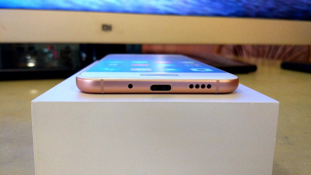 这是一部真小米手机，又轻又薄的小米手机5c