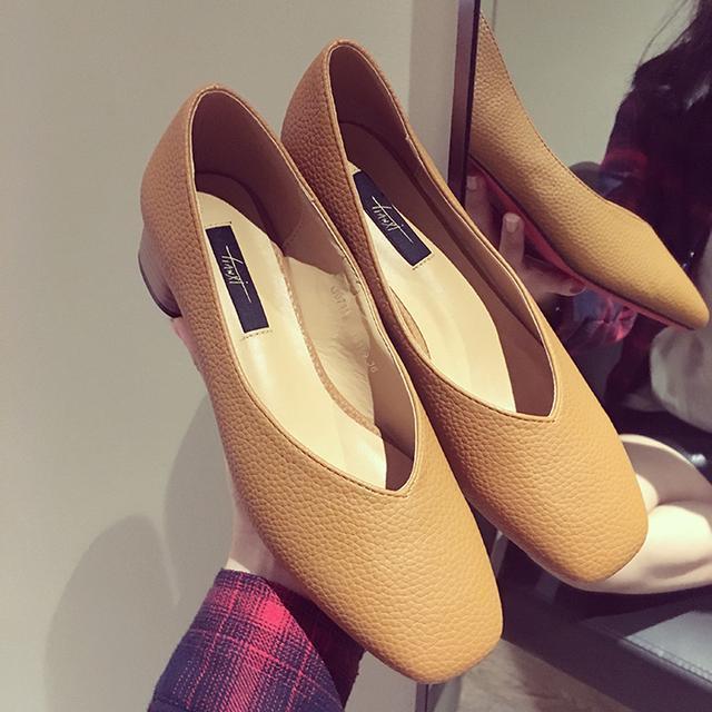 今年流行奶奶鞋,最近很火的时尚奶奶