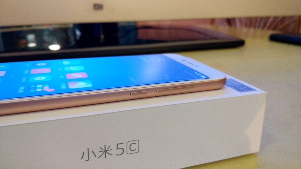 这是一部真小米手机，又轻又薄的小米手机5c