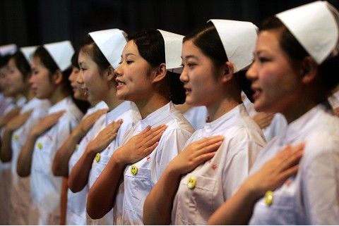 感受医护人员的艰辛与不易,体验到一线白衣天使的辛苦