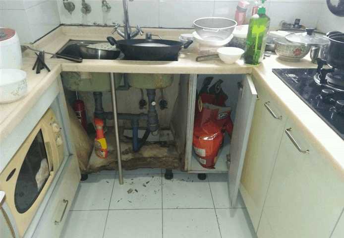 厨房水槽下面千万别浪费,水槽下水管太脏了怎么办