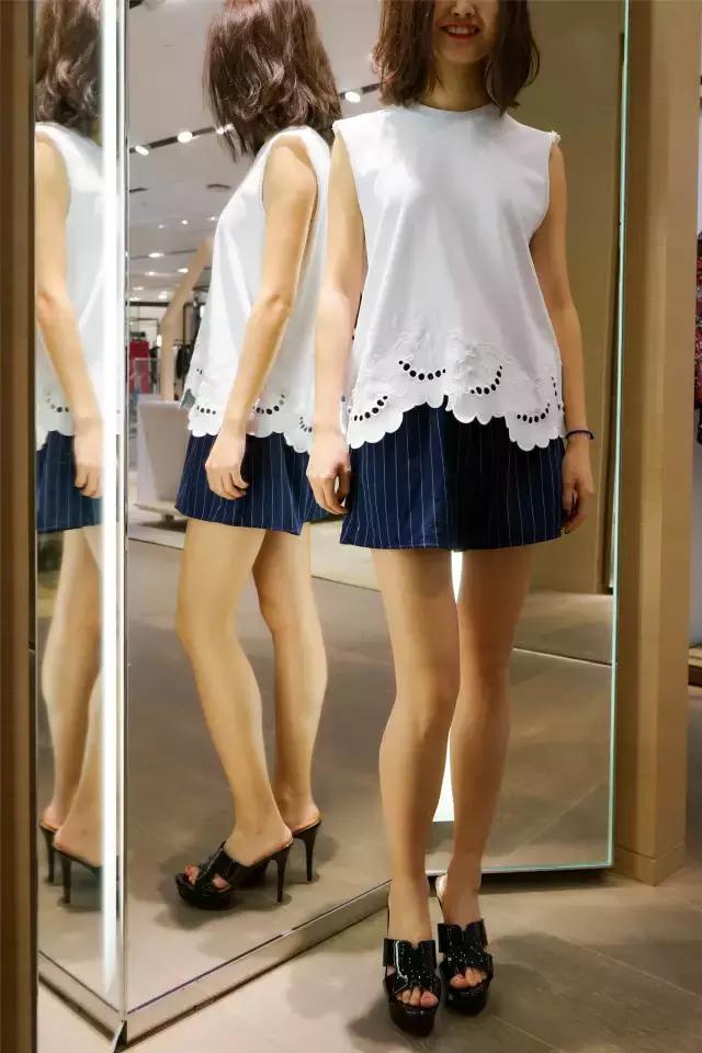 不敢去大牌店试衣服的年轻姑娘，可能永远不知道自己有多美