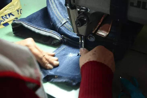 新买的牛仔裤破了怎么补救,牛仔裤破了怎么办