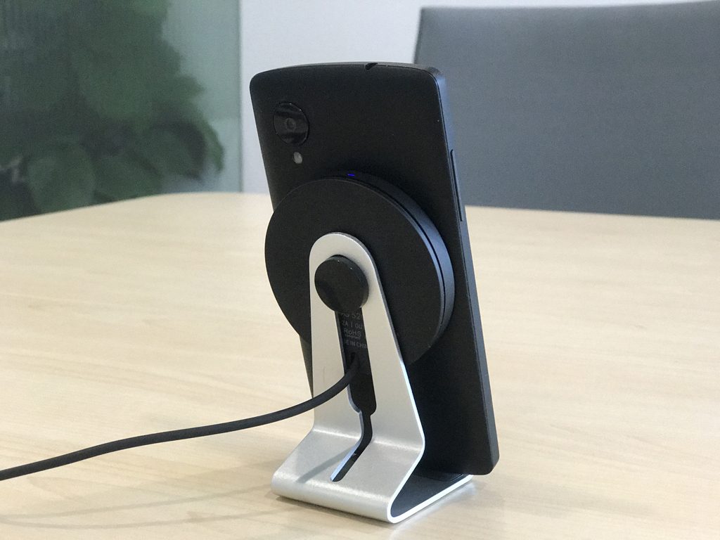 摆脱缠绕，想充就充—SIMPOWER无线充电器评测