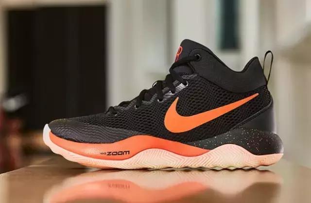 新秀布克格林共同穿过的鞋,布克70分球鞋