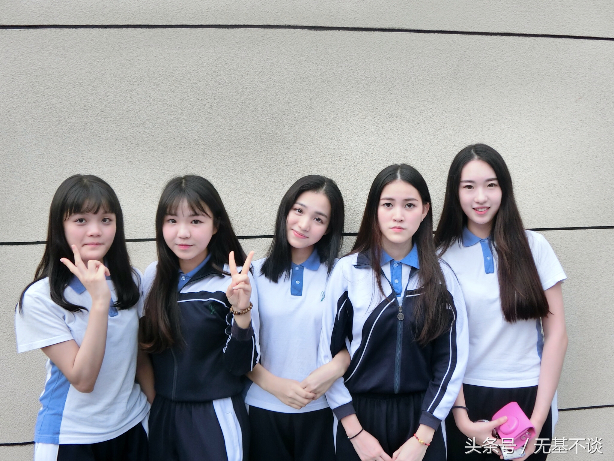 校服是我和你唯一穿过的情侣装,唯一穿过的情侣装是校服