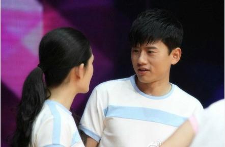 秀恩爱方式千千万！而只有一种爱叫有谢娜的地方就没有张杰的正脸