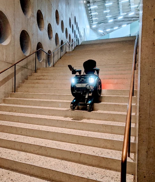 这个吊炸天的轮椅长得像坦克可以自己上楼梯