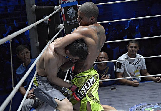 中国“疯”巴西擂台实战教学断头台神解锁