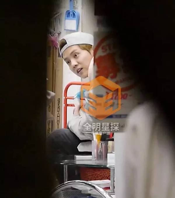 厉害了！鹿晗与神秘地陪同游东京3小时，还惹出了大动静！