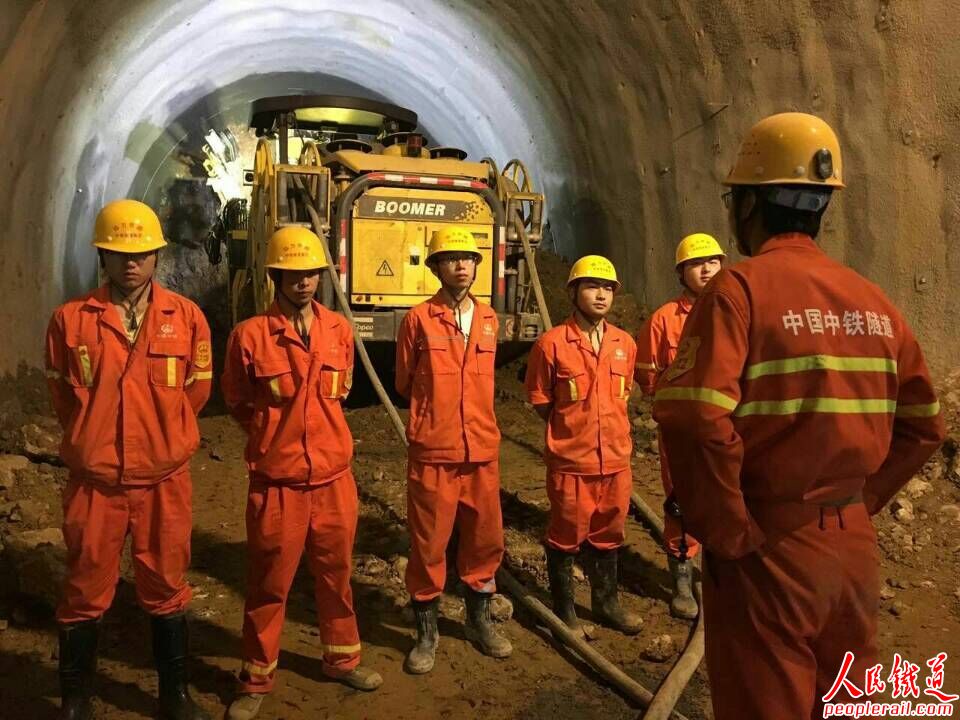 郑万高铁小三峡隧道,郑万高铁隧道全过程
