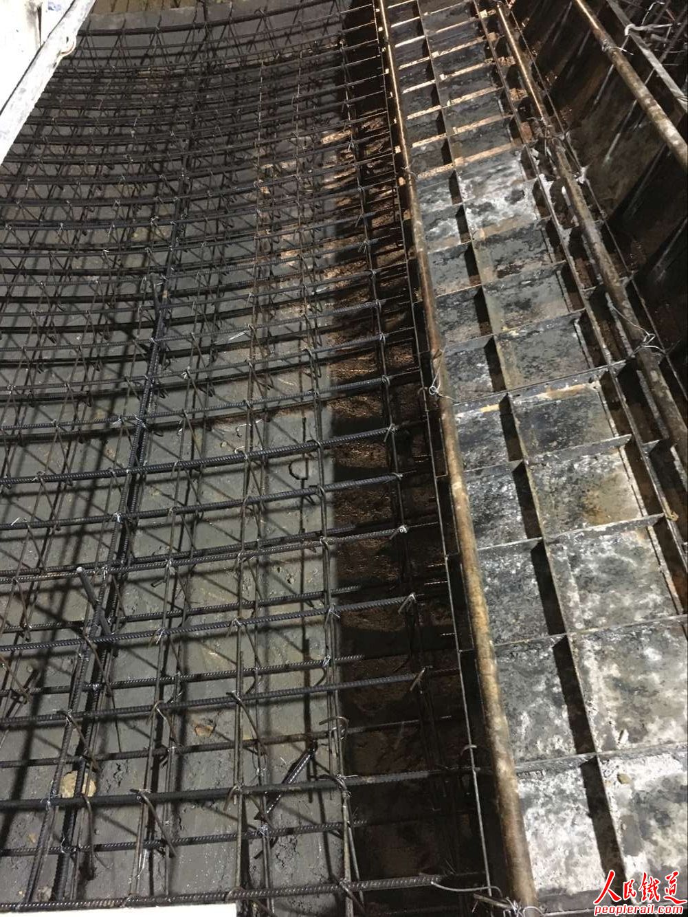 郑万高铁小三峡隧道,郑万高铁隧道全过程