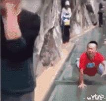 玻璃滑道断裂游客险坠落后续,景区玻璃栈道发生事故