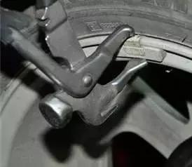 凯迪拉克方向盘跑偏,方向盘松手方向跑偏