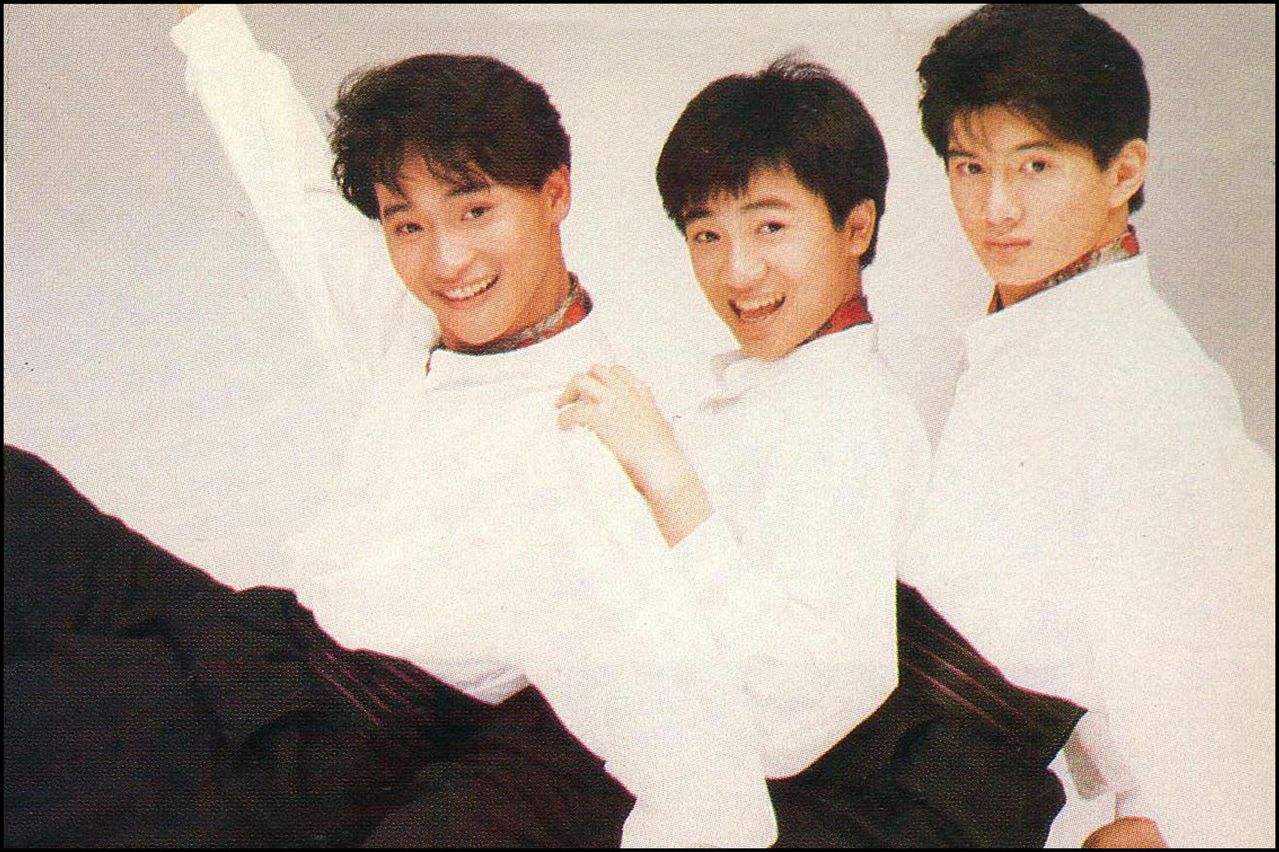 曾穷到摆地摊15岁却红遍全国,曾经年入百万如今沦落街头摆地摊