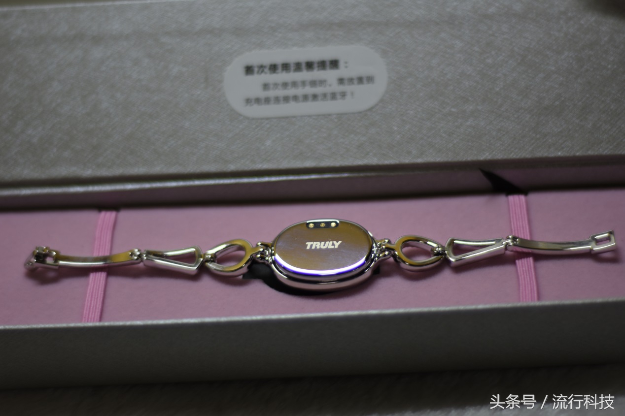 女性所爱的饰品这款也能算是吗？看信利女性手环怎么定义