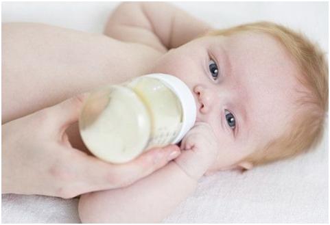 奶粉喂养的宝宝什么时候喝水,宝宝不肯喝水可以加点奶粉进去吗