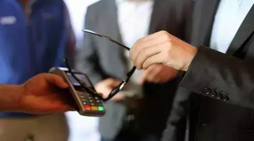 太阳眼镜支付、虎口植入员工证?歪果仁会玩系列