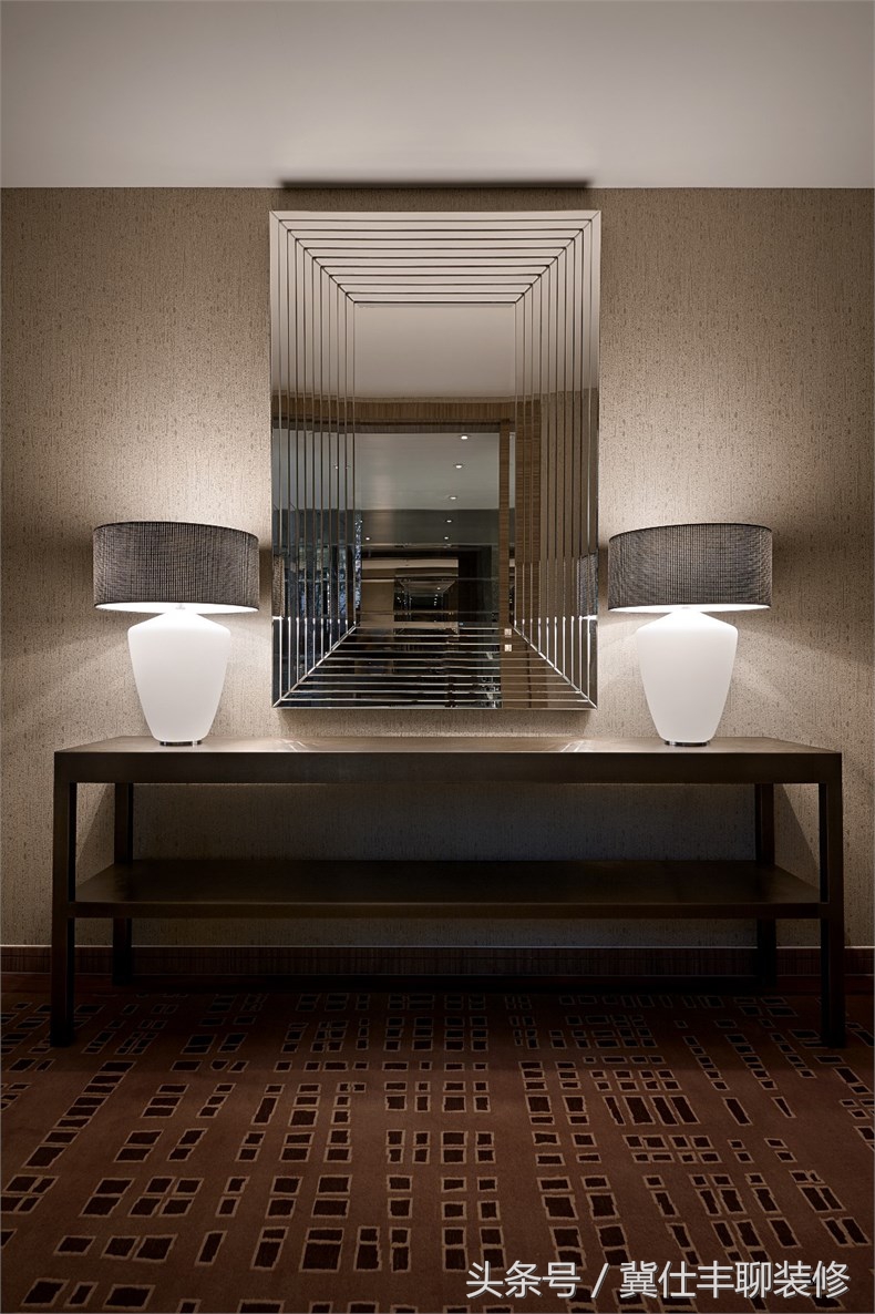 富豪的两栋别墅连为一体,一栋家人住,另一栋招待客人