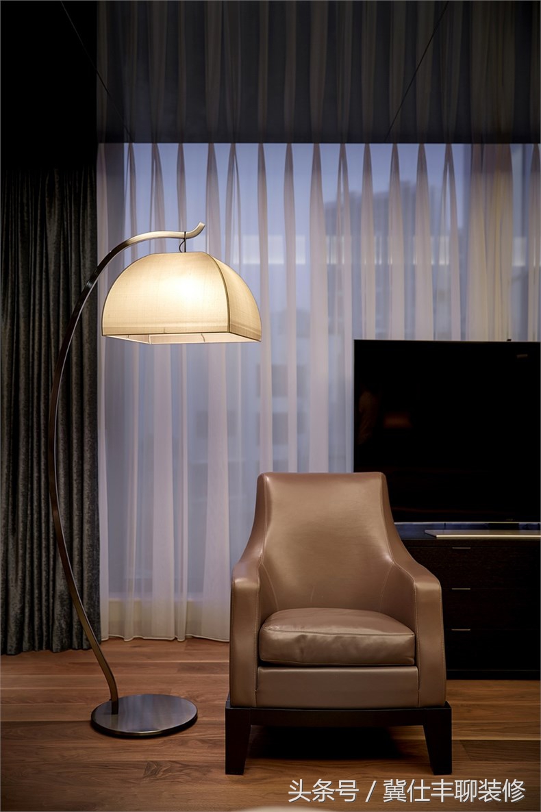 富豪的两栋别墅连为一体,一栋家人住,另一栋招待客人