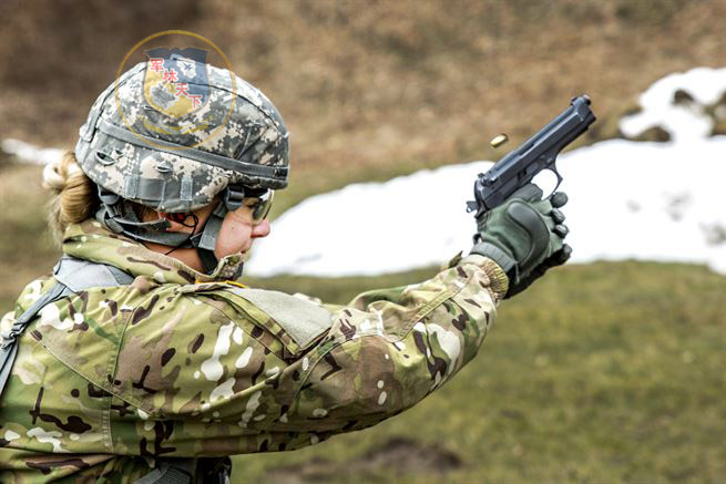 美国女民兵长相甜美大搞救护，伤兵模具断臂过于逼真