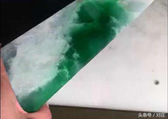 翡翠原石切割大涨开出帝王绿,翡翠原石切出来大涨的视频
