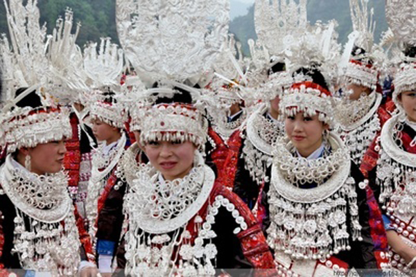 谁说贵州“人无三分银”,一套苗族盛装全是银,何止三分?