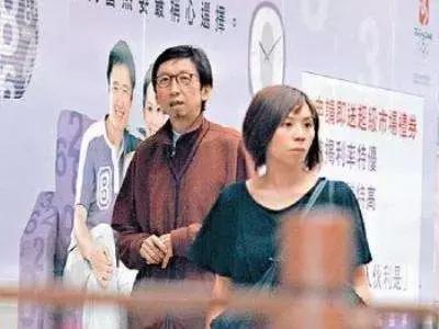 张国荣抱周润发视频,左拥右抱走向人生巅峰