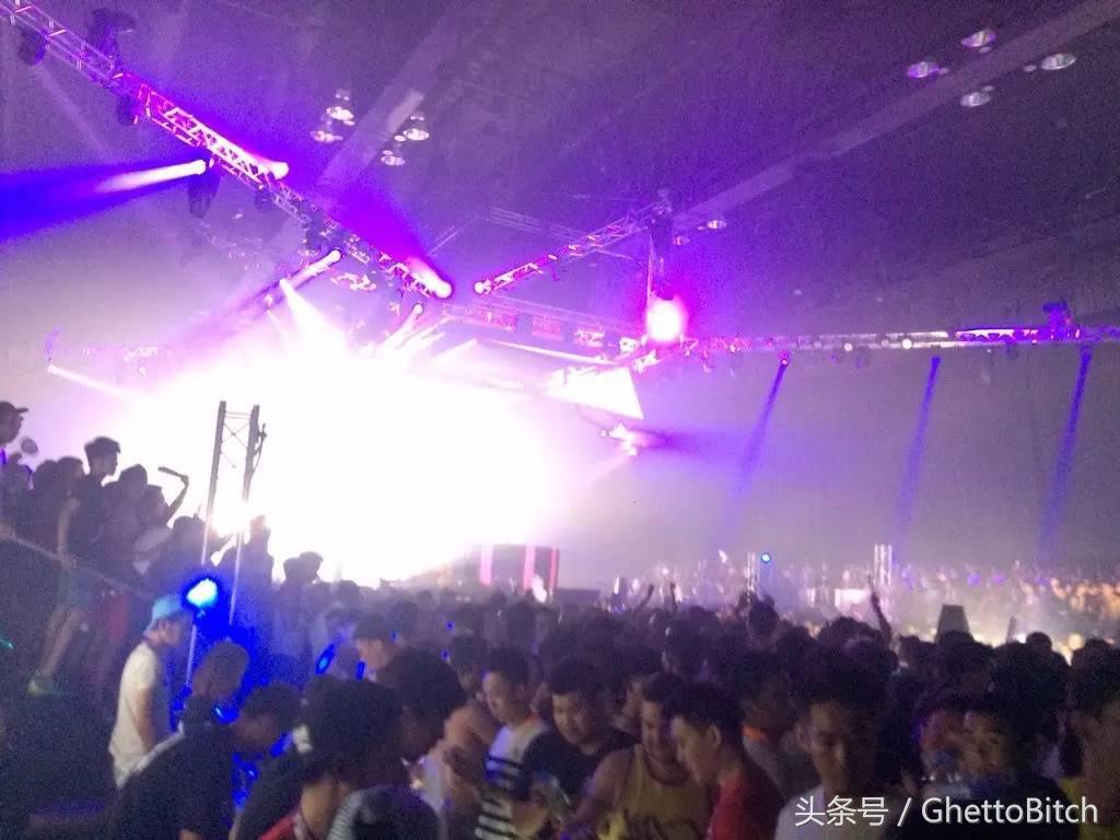 泼水节接吻情侣遭围观,泼水节情侣接吻遭围观