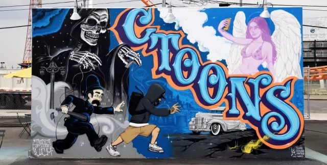 他是众多嘻哈巨星的*用御**纹身师,街头的孩子们都想花大钱请他纹身