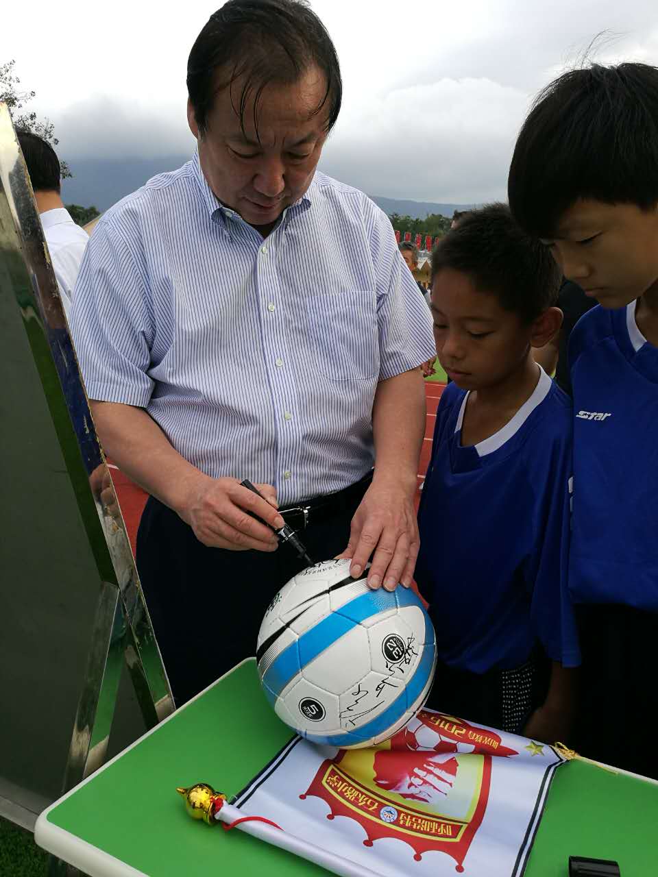 校园足球赛获冠军的喜报,足球代表队获全市冠军