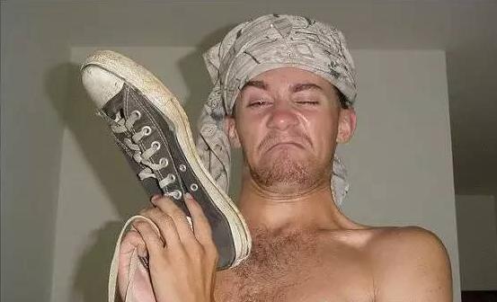 为了让所有人能低头看你的鞋,这个牌子直接把屎糊到了鞋上