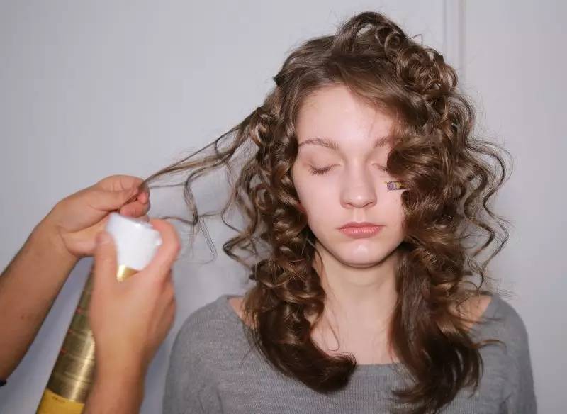 突袭时装周后台，探秘让模特360度美丽无死角的妆发技巧