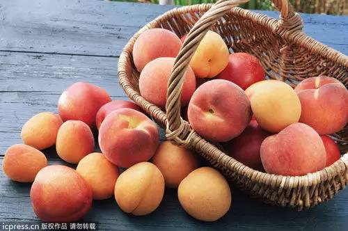 科普营养桃子和西瓜一起吃会中毒致命？听听营养师怎么说