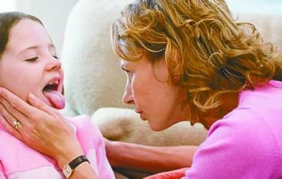 嘴巴上的红点点是什么,嘴里都是红色的点点