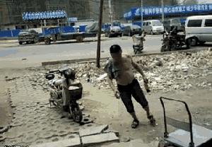 太搞笑了，旁边的眼镜老黑笑的好鬼畜