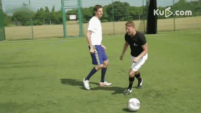 扣球过人技术动作要领,足球虚晃扣球过人