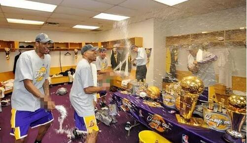 韦德和詹姆斯拥抱照片,詹姆斯韦德热火更衣室