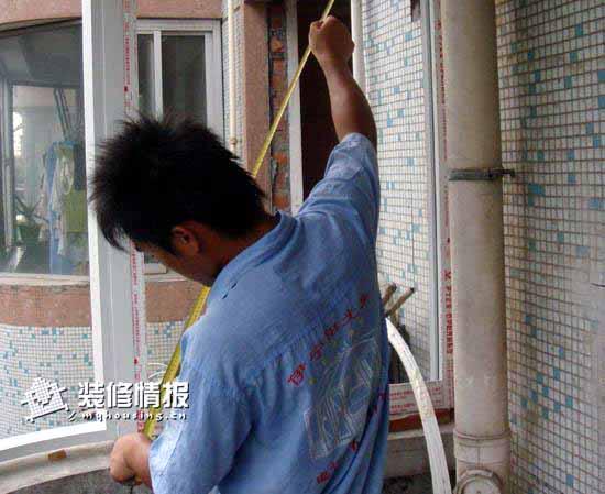 如何安装铝合金门窗滑轮视频,门窗安装门窗制作