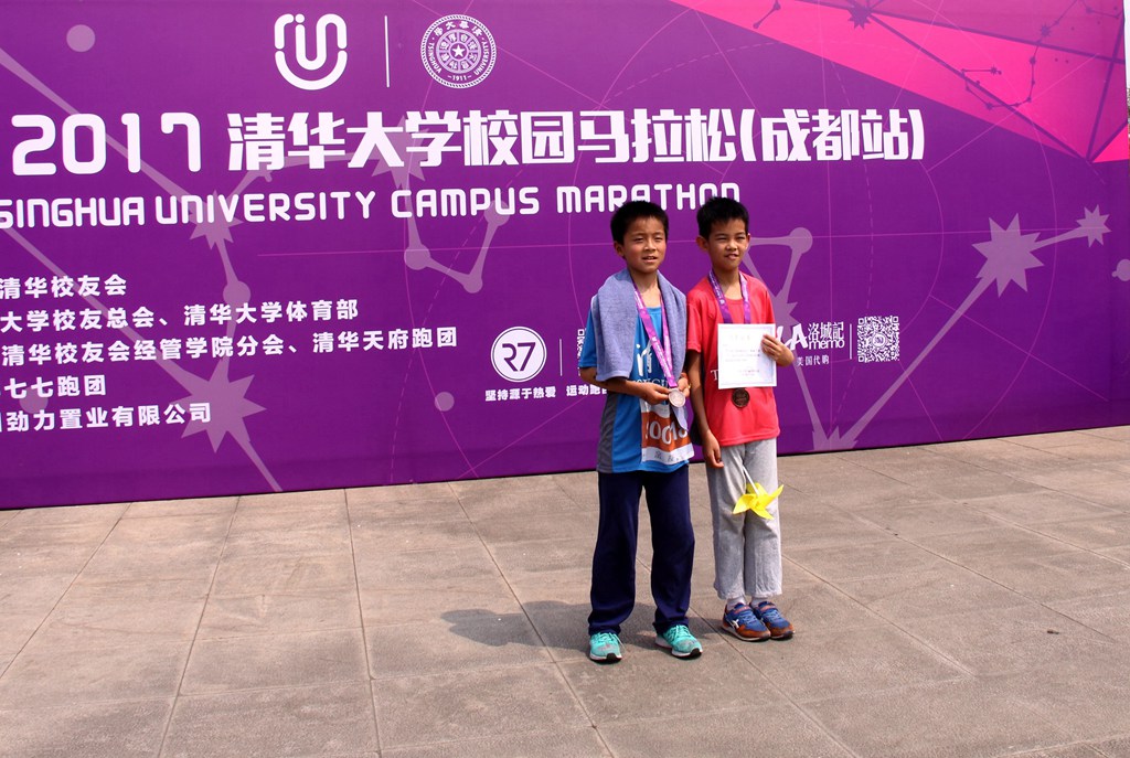 环球同跑迎校庆，清华校友锦城湖畔展英姿（原创）