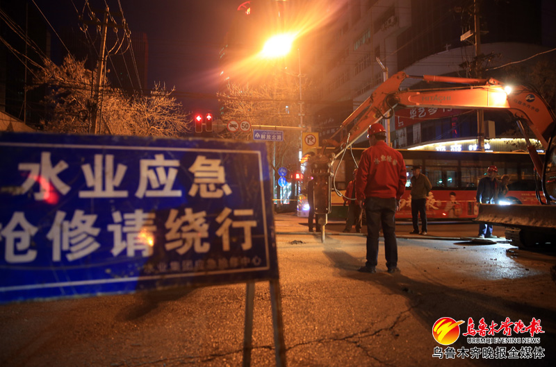 乌鲁木齐供水管破裂,龙泽路管道破裂跑水