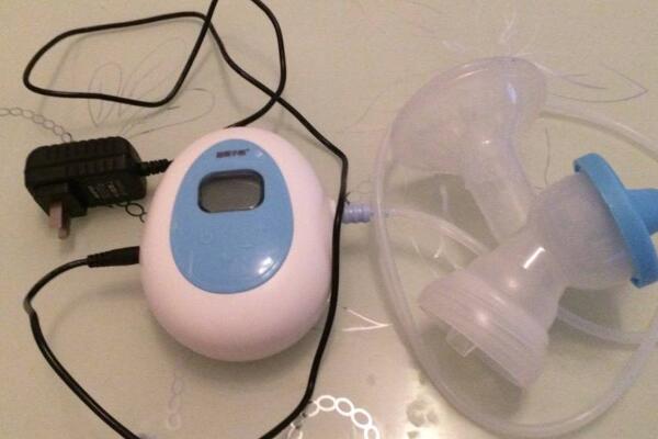 断奶后一边奶涨一边不涨怎么回事,断奶时涨奶有硬块可以用冰冰贴吗