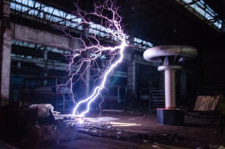 尼古拉特斯拉宇宙方程,尼古拉特斯拉引力理论