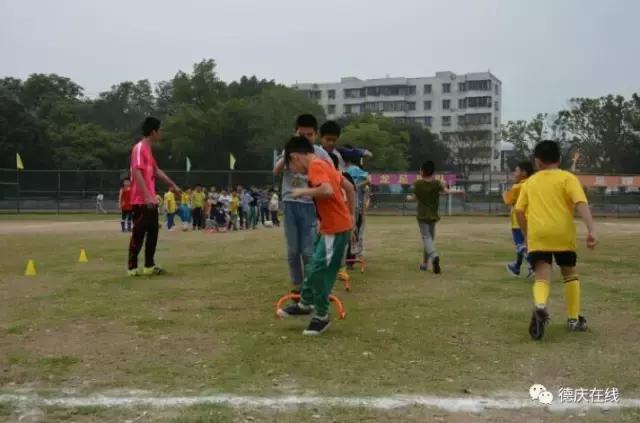 小孩学踢足球视频,小朋友学踢足球视频